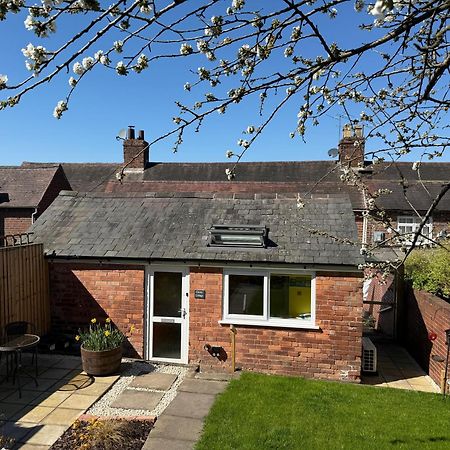 Cherry Cottage Retro Stay, Stourport Екстериор снимка